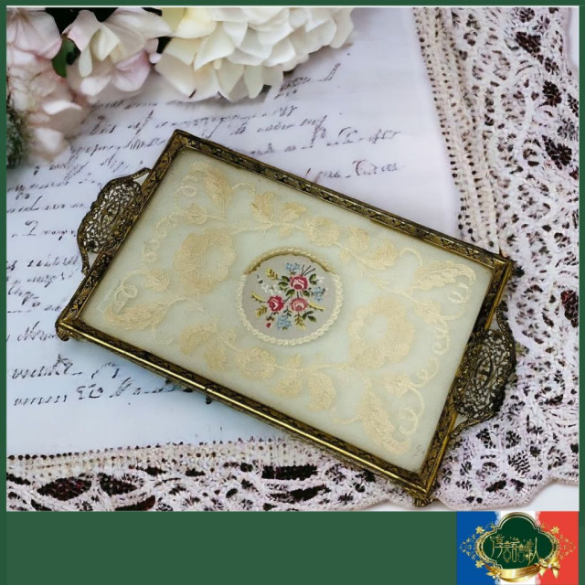 英國 古典黃銅邊框刺繡蕾絲玻璃雙耳化妝托盤 (蕾絲小瑕疵）