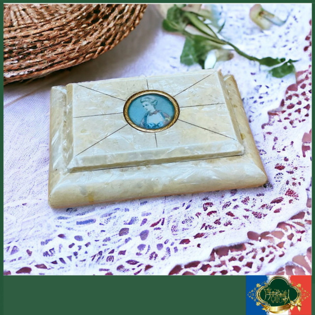 百年老件 英國 1930年 仕女圖騰母貝米白古董飾品盒 (小)